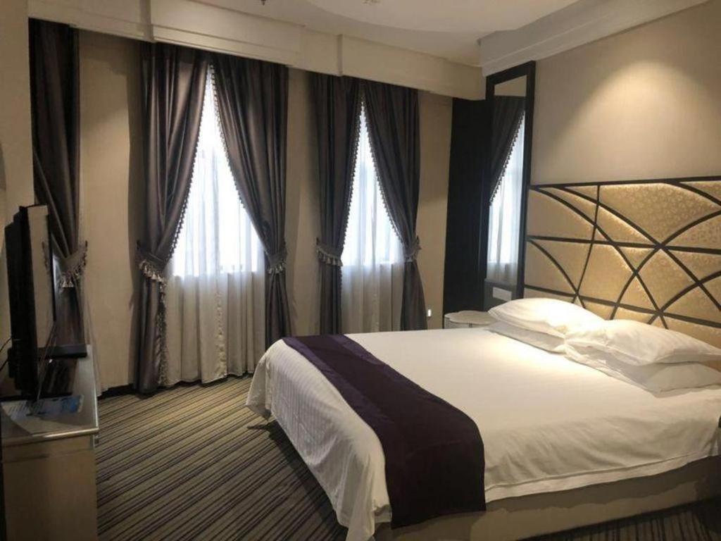 Hotel New Century Manju New International Expo Center 3*