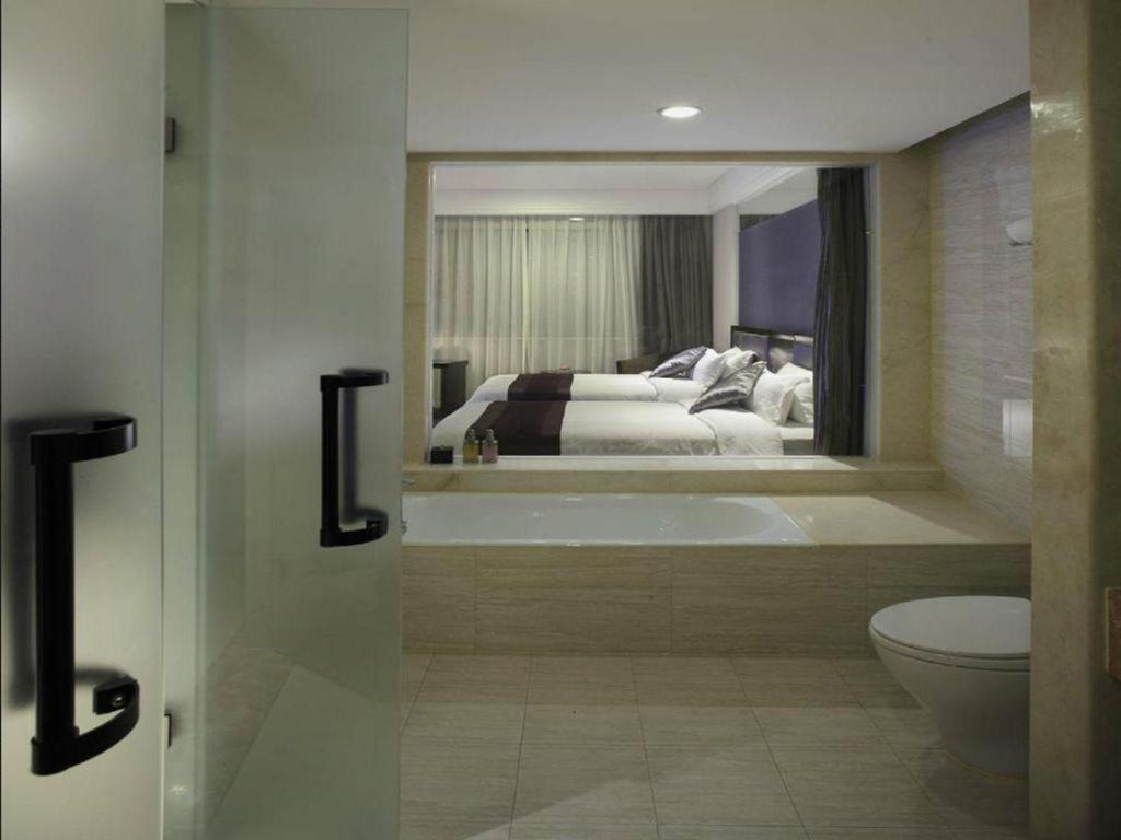 New Century Manju New International Expo Center Hotel
