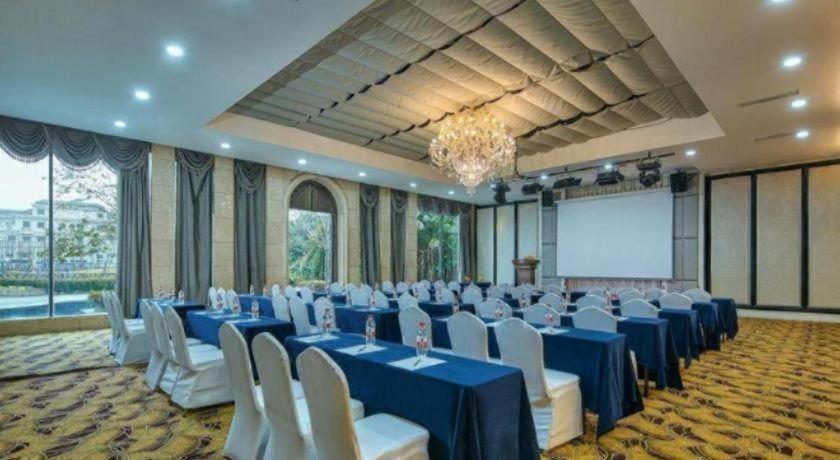 New Century Manju New International Expo Center Hotel 3*