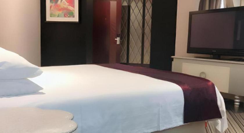Hotel New Century Manju New International Expo Center 3*