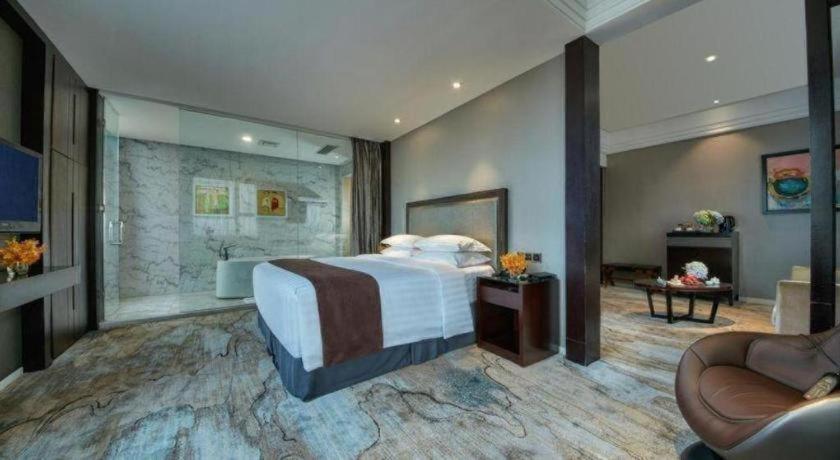 New Century Manju New International Expo Center Hotel