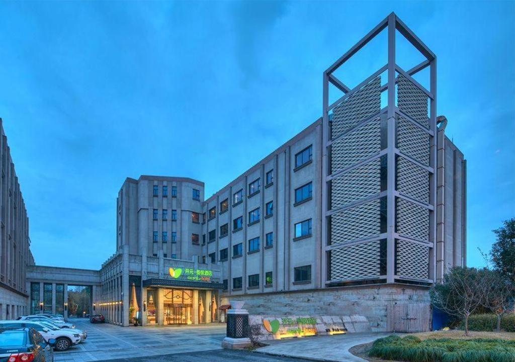 New Century Manju New International Expo Center Hotel